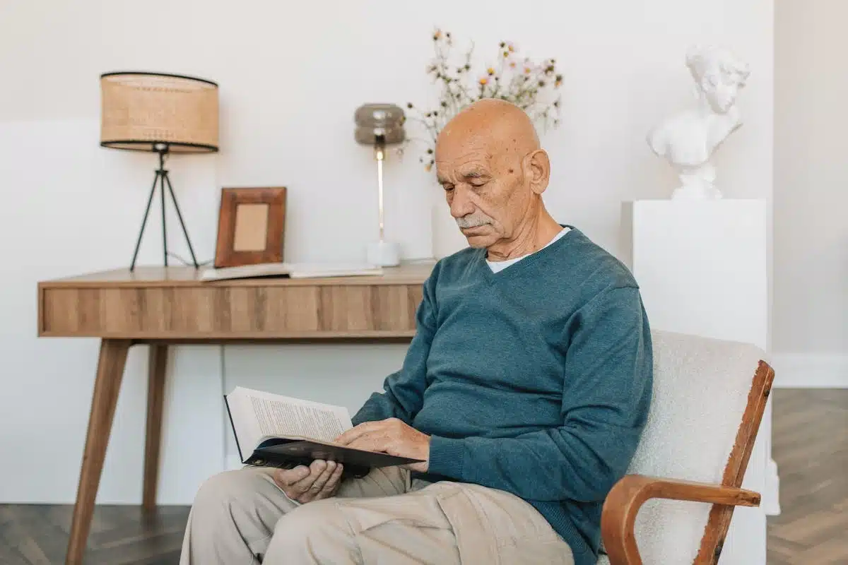 personne âgée  lecture