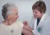 une femme senior se faisant injecter une dose de vaccin