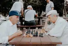 deux hommes seniors jouant aux échecs