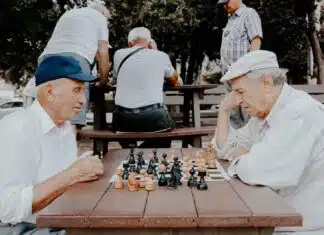 deux hommes seniors jouant aux échecs