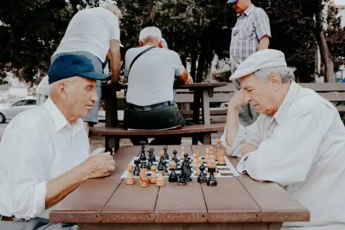 deux hommes seniors jouant aux échecs